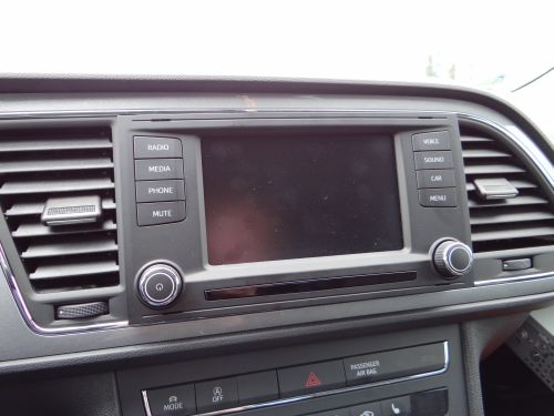 OEM Radio ausgebaut 001