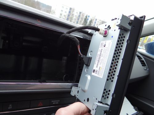 OEM Radio ausgebaut 002