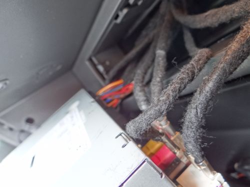 OEM Radio ausgebaut 008